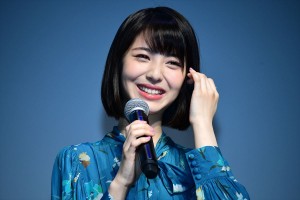 季節を感じて着替えるコンタクト「Four Seasons」商品発表会に登場した浜辺美波