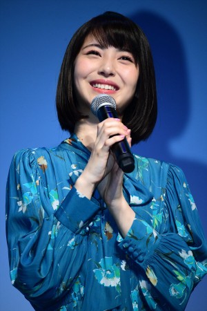 季節を感じて着替えるコンタクト「Four Seasons」商品発表会に登場した浜辺美波