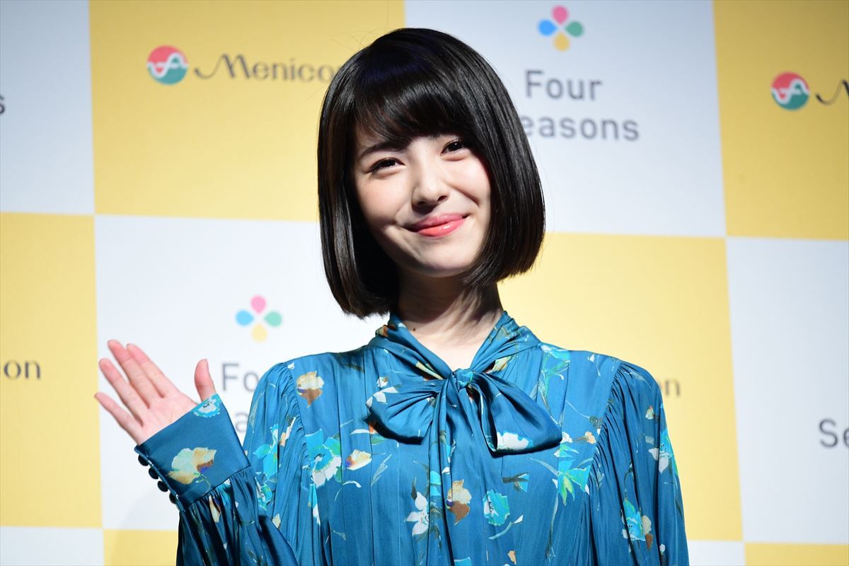 現役女子高生の浜辺美波、教室での誕生日サプライズに「驚きました」