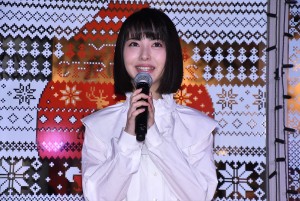 スターバックス“初”「クリスマス イルミネーション」点灯式に登場した浜辺美波