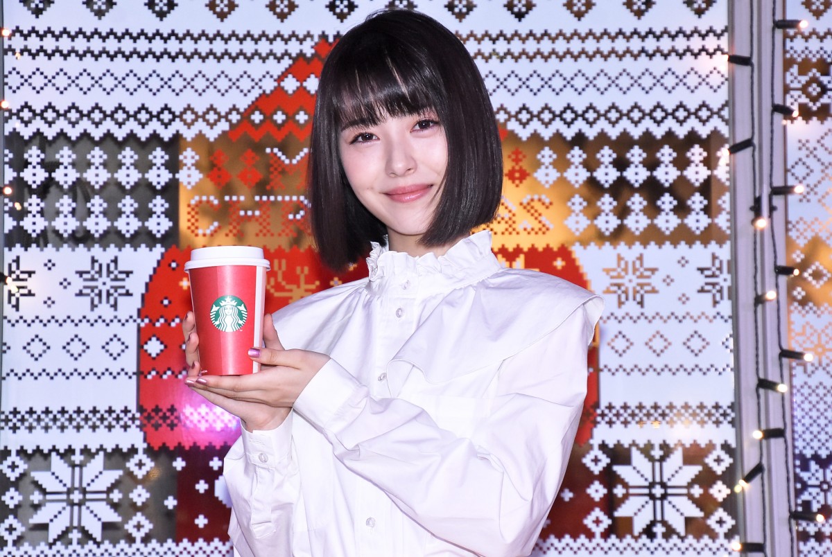 スターバックス“初”「クリスマス イルミネーション」点灯式に登場した浜辺美波