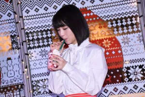 スターバックス“初”「クリスマス イルミネーション」点灯式に登場した浜辺美波