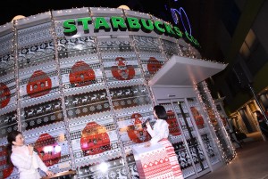 スターバックス“初”「クリスマス イルミネーション」点灯式に登場した浜辺美波