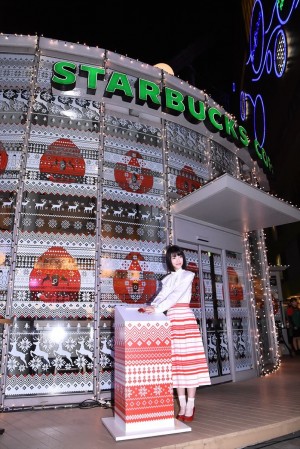 スターバックス“初”「クリスマス イルミネーション」点灯式に登場した浜辺美波