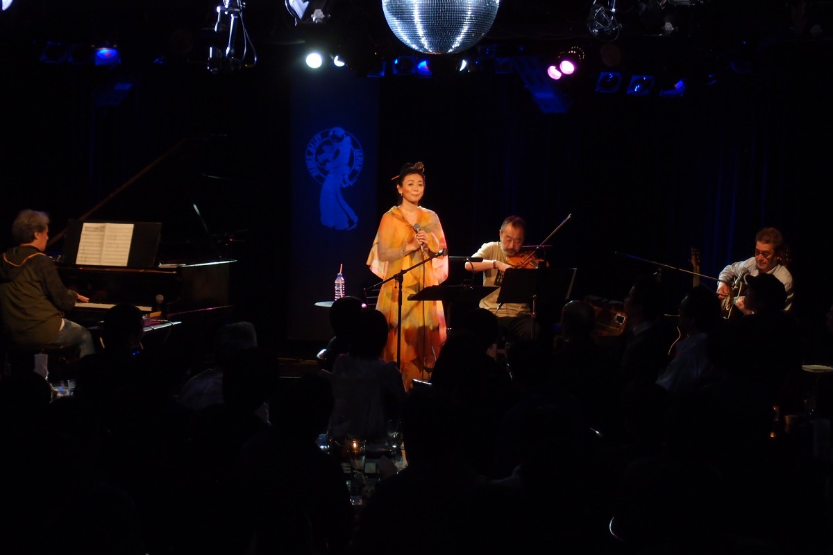 芸能生活30周年・裕木奈江、13年ぶりのライブで涙