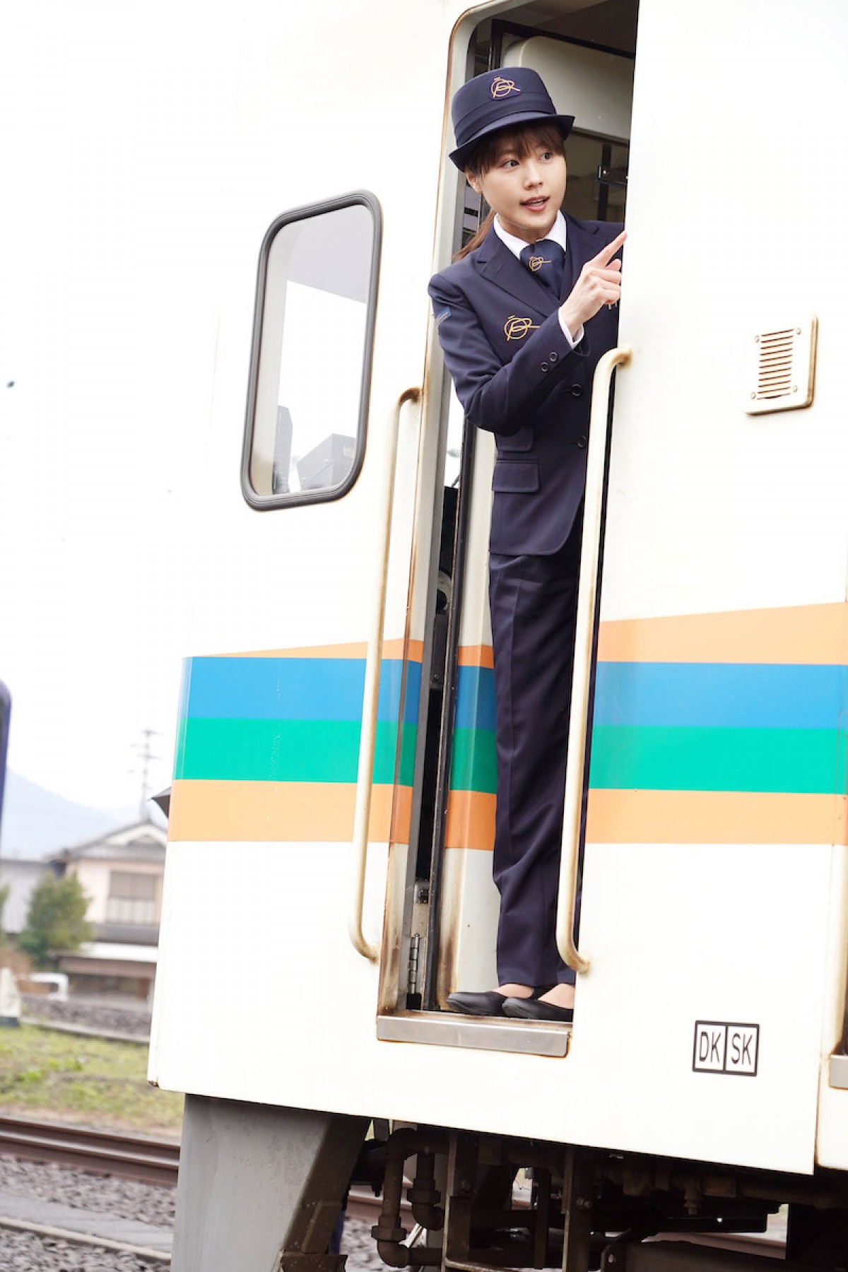 有村架純、制服姿で鉄道運転手の研修 『かぞくいろ』新場面カット到着