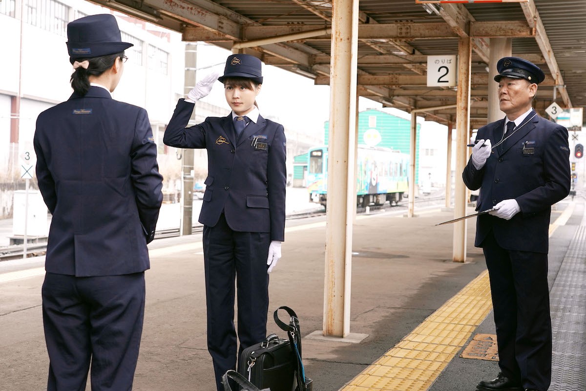 有村架純、制服姿で鉄道運転手の研修 『かぞくいろ』新場面カット到着