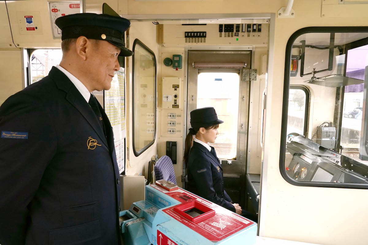 有村架純、制服姿で鉄道運転手の研修 『かぞくいろ』新場面カット到着