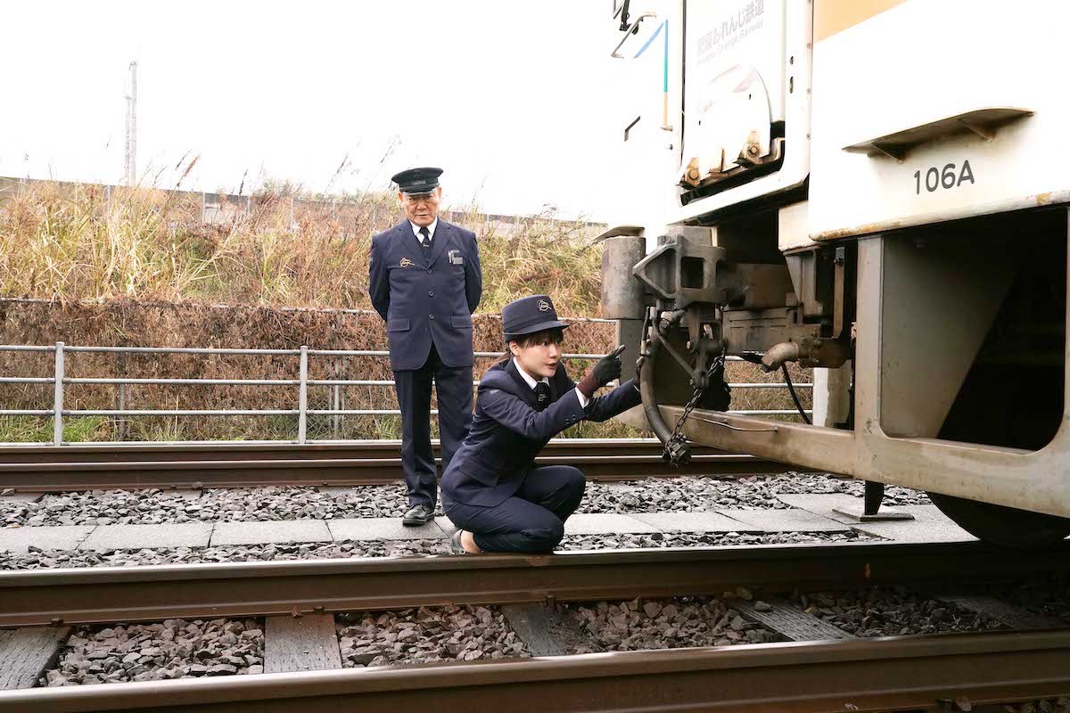 有村架純、制服姿で鉄道運転手の研修 『かぞくいろ』新場面カット到着