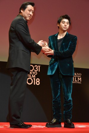 第31回東京国際映画祭アウォード・セレモニーに登場した村上虹郎