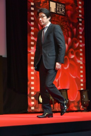 第31回東京国際映画祭アウォード・セレモニーに登場した阪本順治監督