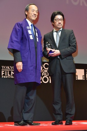 第31回東京国際映画祭アウォード・セレモニーに登場した阪本順治監督