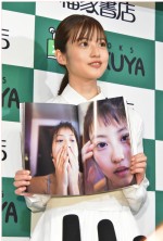 ファースト写真集『生命力』刊行記念お渡し会に出席した今田美桜