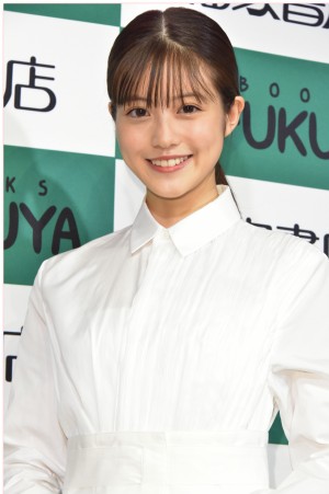 ファースト写真集『生命力』刊行記念お渡し会に出席した今田美桜