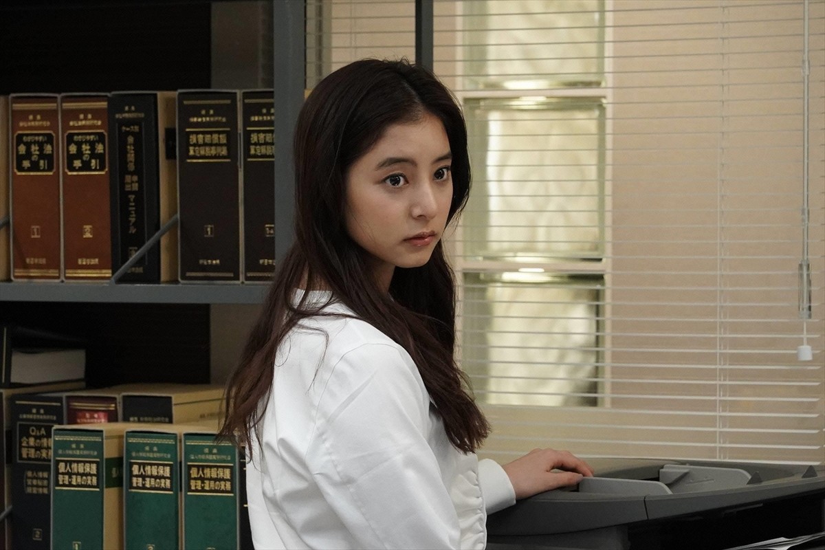 今夜『SUITS／スーツ』佐久間由衣がゲスト出演
