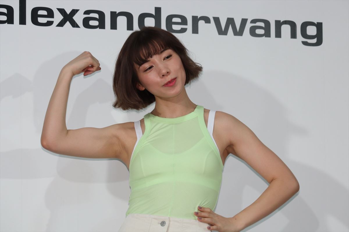 仲里依紗、鍛えた“美背中”を披露「天使の羽が生えるように頑張ってる」