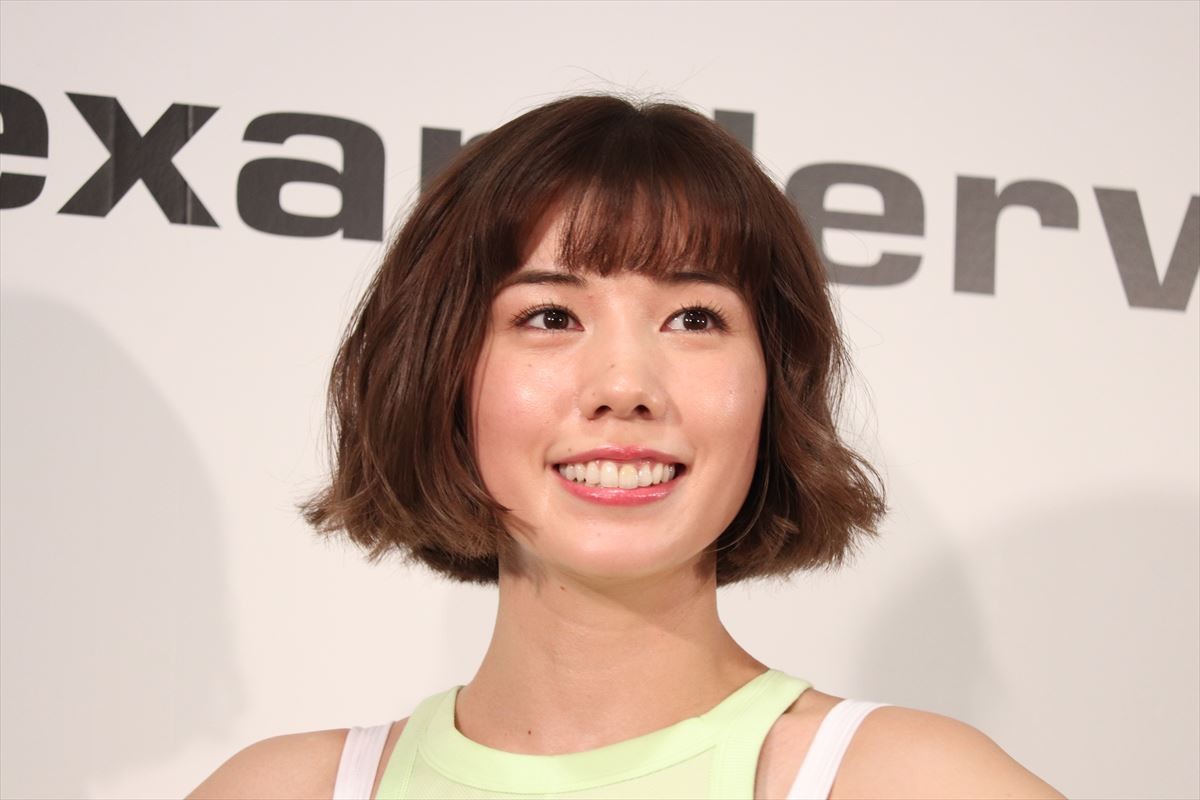 仲里依紗、鍛えた“美背中”を披露「天使の羽が生えるように頑張ってる」