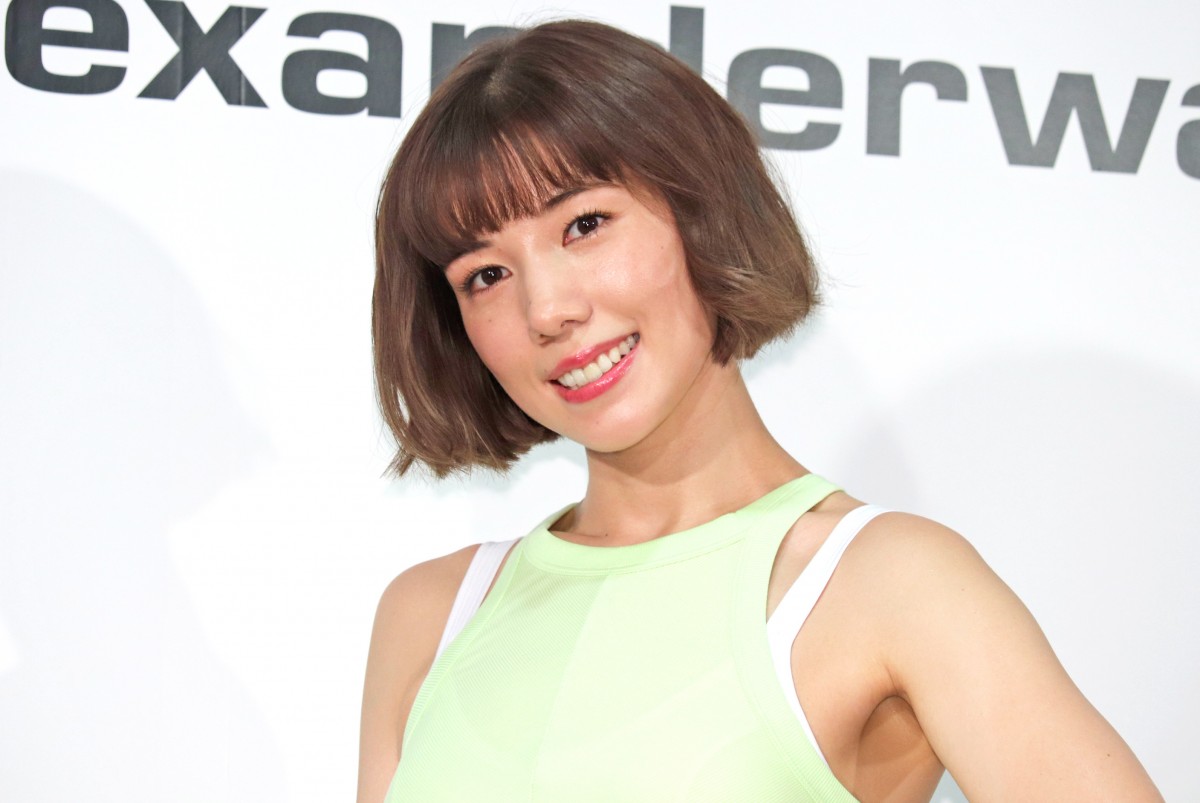 仲里依紗、鍛えた“美背中”を披露「天使の羽が生えるように頑張ってる」