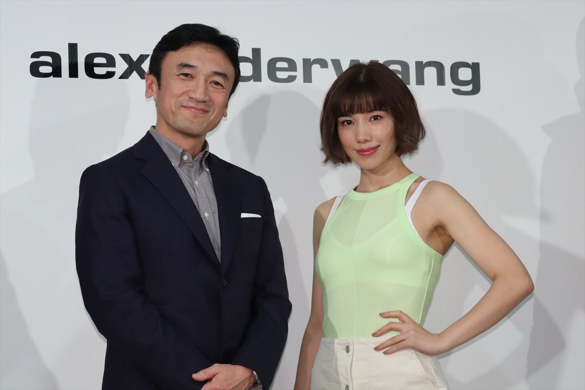 仲里依紗、鍛えた“美背中”を披露「天使の羽が生えるように頑張ってる」