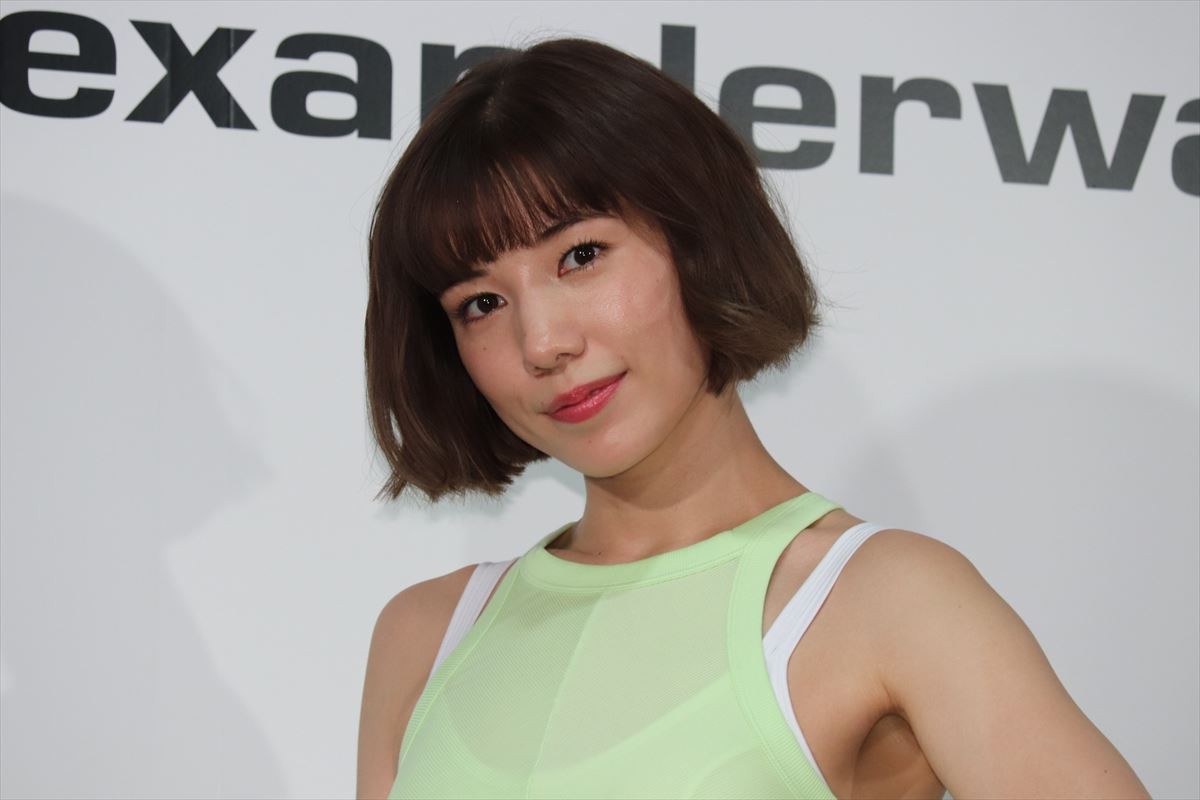 仲里依紗、鍛えた“美背中”を披露「天使の羽が生えるように頑張ってる」