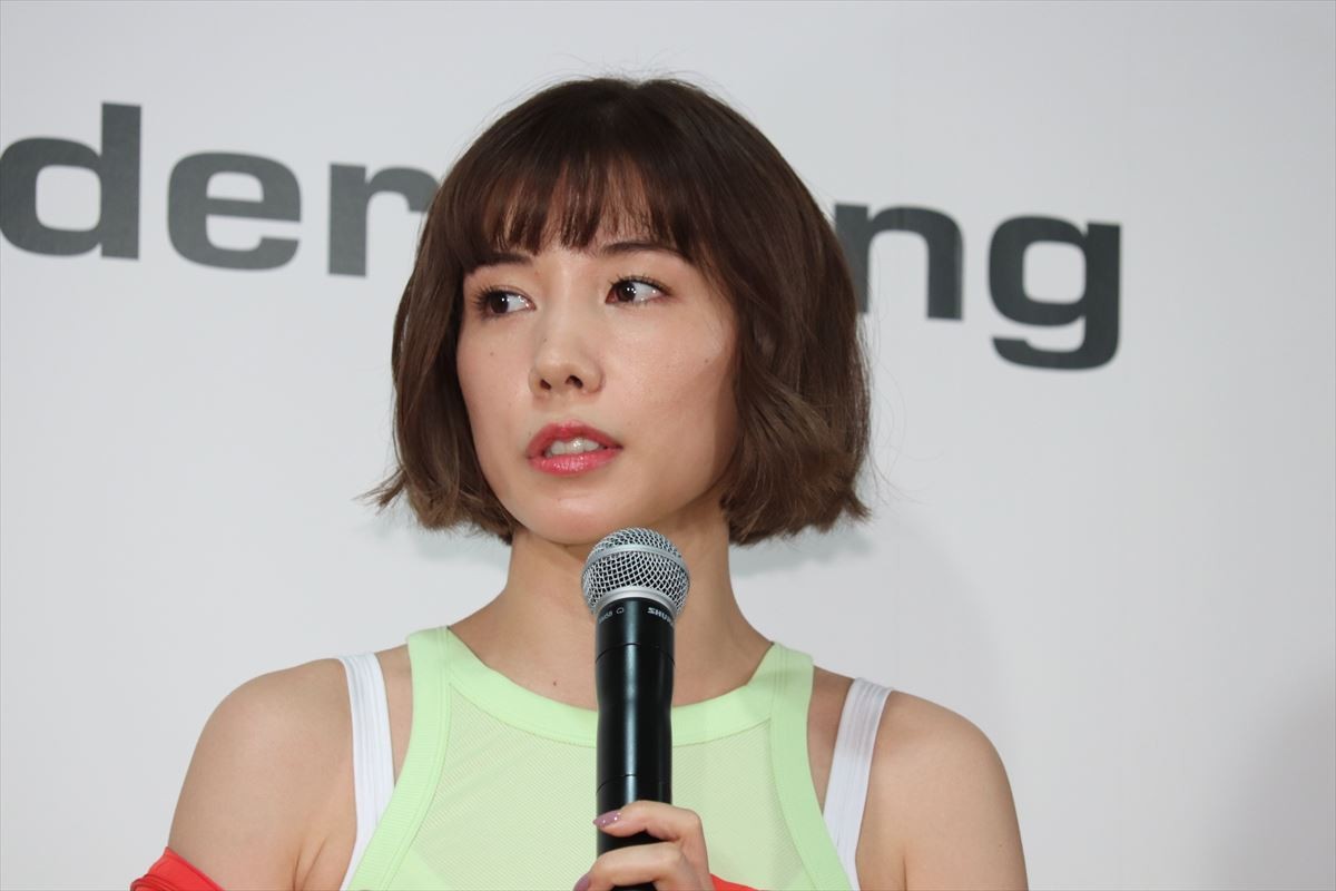 仲里依紗、鍛えた“美背中”を披露「天使の羽が生えるように頑張ってる」