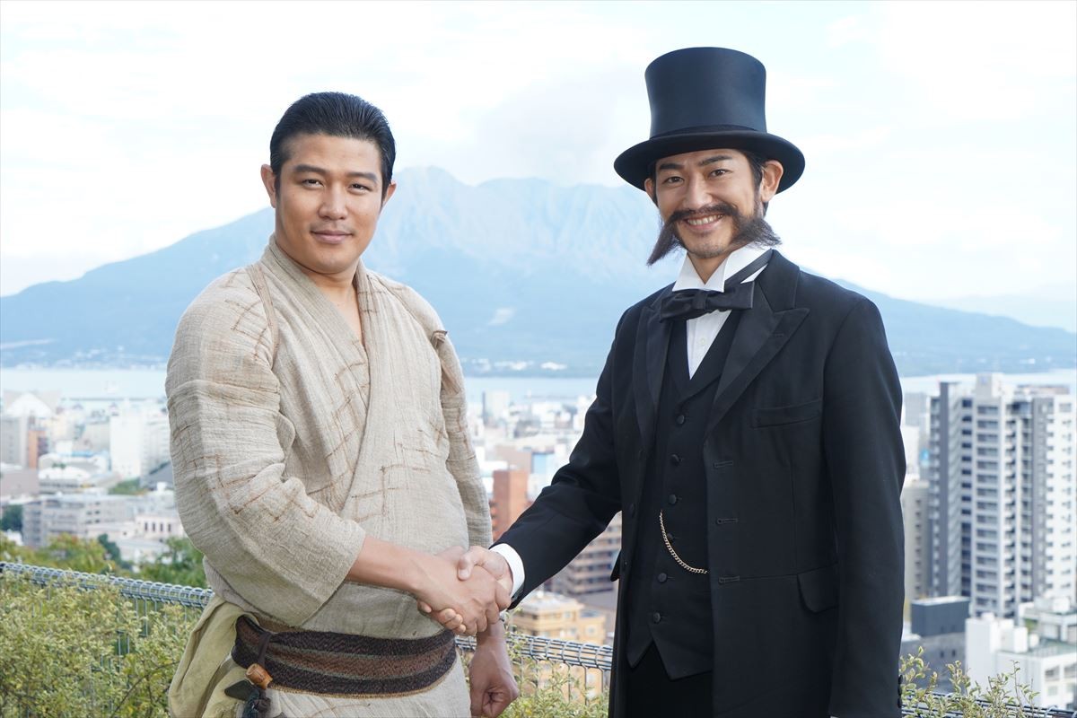 (左から)『西郷どん』クランクアップ報告会に参加した鈴木亮平、瑛太