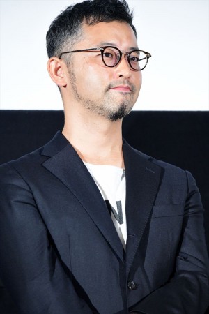 映画『生きてるだけで、愛。』公開記念舞台挨拶に出席した関根光才監督
