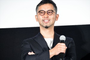 映画『生きてるだけで、愛。』公開記念舞台挨拶に出席した関根光才監督