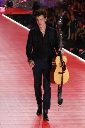 「ヴィクトリアズ・シークレット・ファッションショー2018」に登場したショーン・メンデス