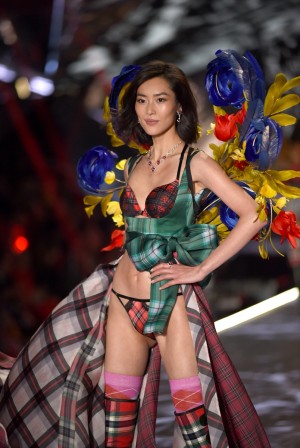 「ヴィクトリアズ・シークレット・ファッションショー2018」に登場したリウ・ウェン