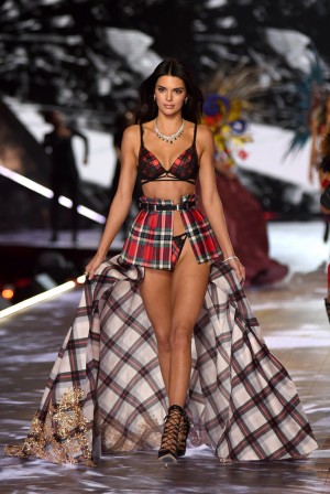 「ヴィクトリアズ・シークレット・ファッションショー2018」に登場したケンダル・ジェンナー