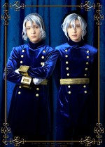 劇場版『王室教師ハイネ』とミュージカル『王室教師ハイネ‐THE MUSICAL II‐』で双子王子役を務める、（左から）イヴァン・アレクサンドルヴィチ・ロマーノ役の橋本祥平とユージン・アレクサンドルヴィチ・ロマーノ役の阪本奨悟