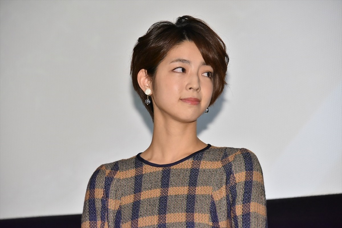 真野恵里菜、思わず号泣！ 紆余曲折あった主演映画完成披露で