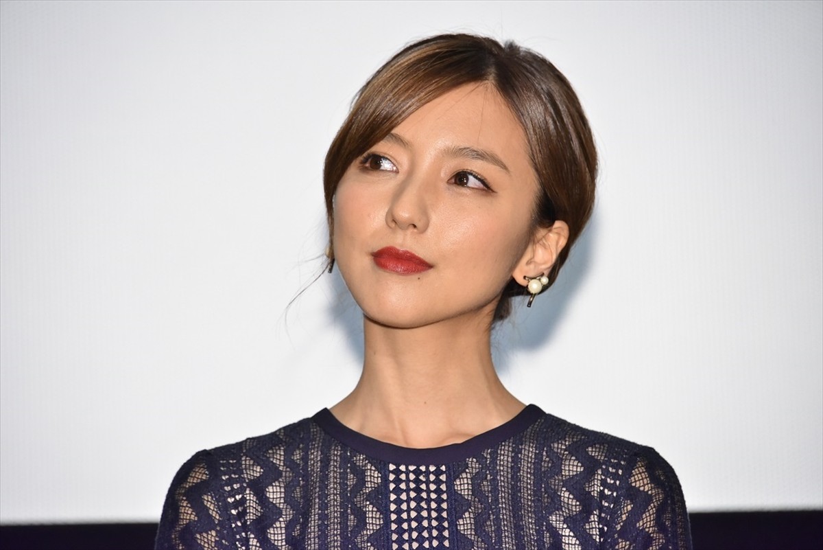 真野恵里菜、思わず号泣！ 紆余曲折あった主演映画完成披露で