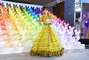 「ディズニー ミッキー90周年 マジック オブ カラー」オープニングセレモニーに登壇した高橋愛