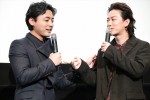 映画『ハード・コア』公開直前!!完成披露試写会に登場した（左から）山田孝之、佐藤健