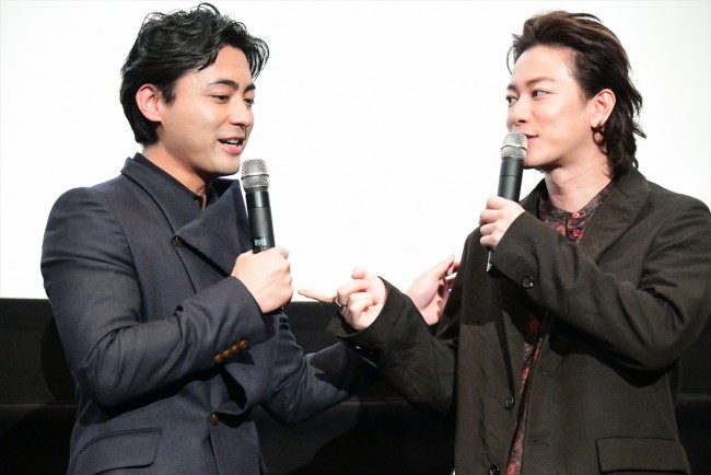 映画『ハード・コア』公開直前!!完成披露試写会に登場した(左から)山田孝之、佐藤健