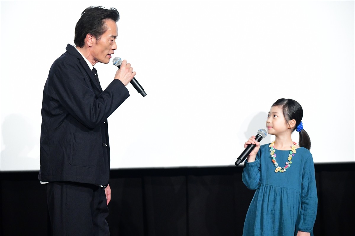 遠藤憲一、子役の白鳥玉季に「女を振りまかずに済むから楽」と評される
