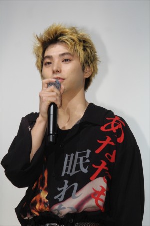 映画『銃』初日舞台挨拶に登壇した村上虹郎