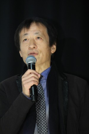 映画『銃』初日舞台挨拶に登壇した奥山和由プロデューサー