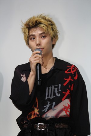 映画『銃』初日舞台挨拶に登壇した村上虹郎
