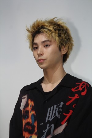 映画『銃』初日舞台挨拶に登壇した村上虹郎