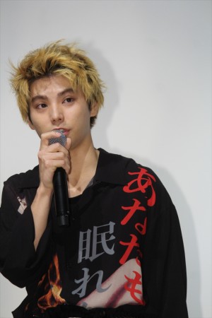 映画『銃』初日舞台挨拶に登壇した村上虹郎