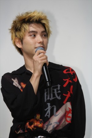 映画『銃』初日舞台挨拶に登壇した村上虹郎