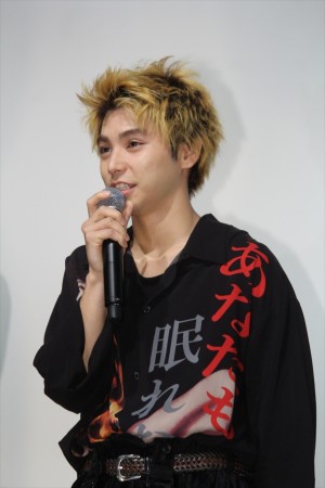 映画『銃』初日舞台挨拶に登壇した村上虹郎
