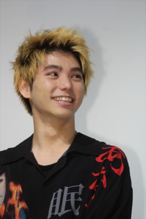 映画『銃』初日舞台挨拶に登壇した村上虹郎