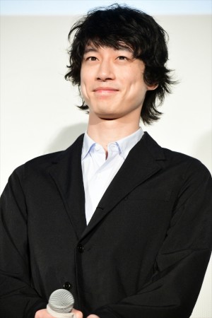 映画『人魚の眠る家』公開記念舞台挨拶に登壇した坂口健太郎