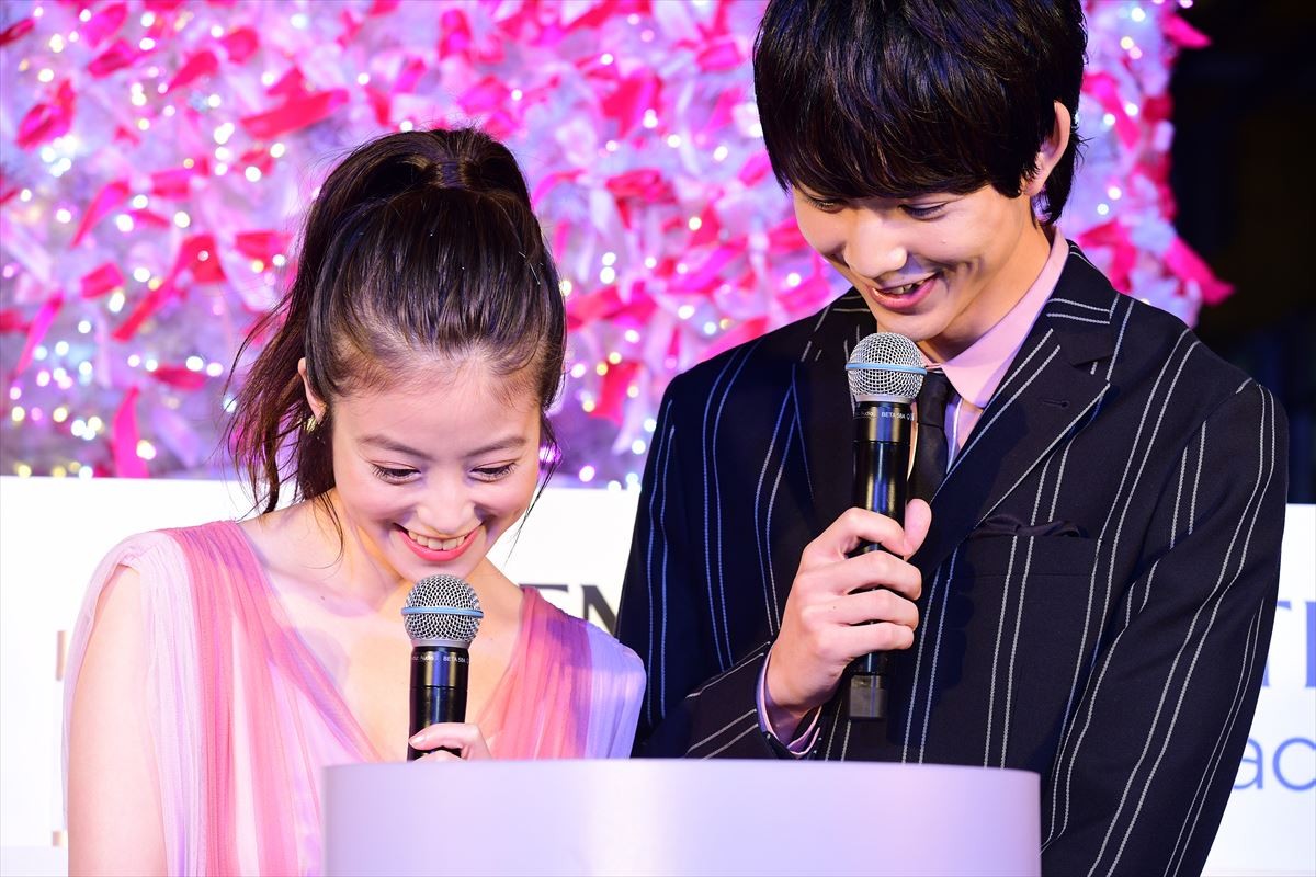 今田美桜＆鈴木仁『花晴れ』コンビ　ドレッシーな装いで点灯式に登場