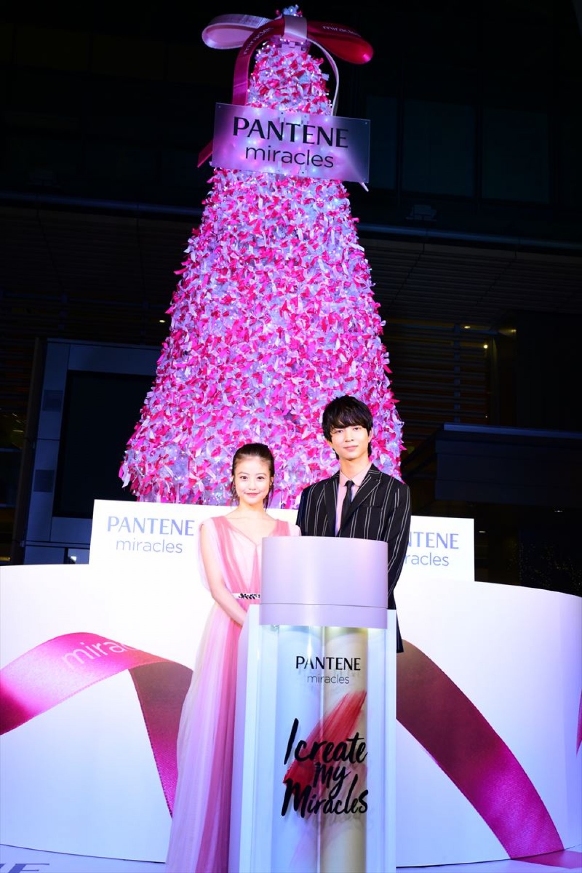 今田美桜＆鈴木仁『花晴れ』コンビ　ドレッシーな装いで点灯式に登場