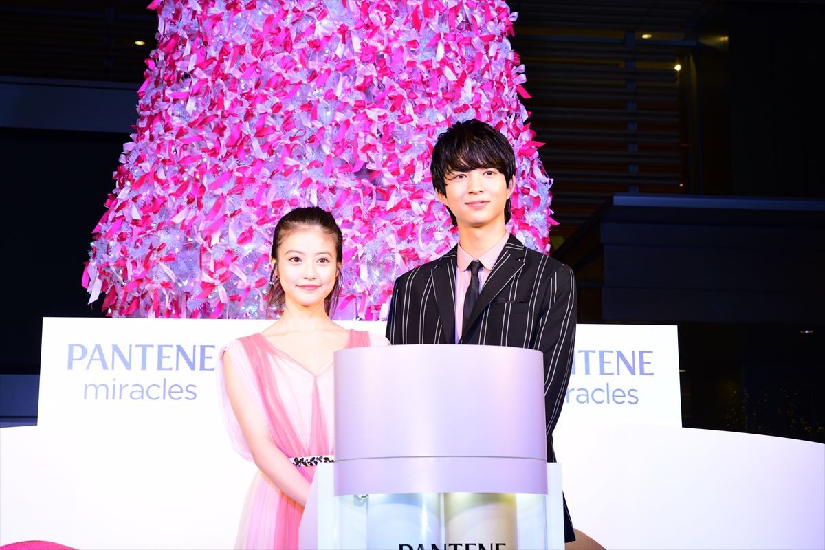 今田美桜＆鈴木仁『花晴れ』コンビ　ドレッシーな装いで点灯式に登場